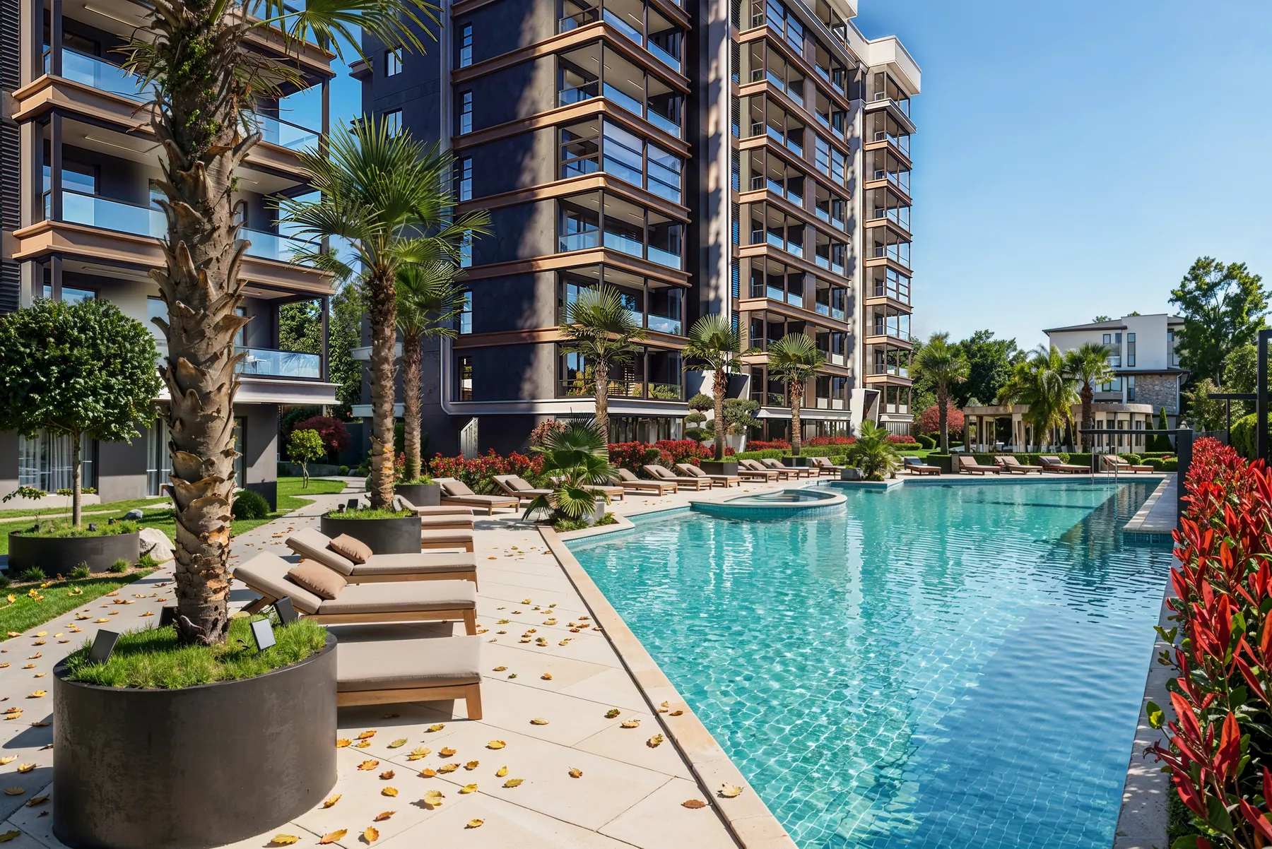 Uneks Aura havuz kenarı, palmiye saksıları ve teraslı balkon cepheleri